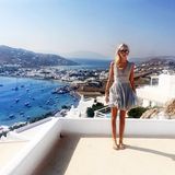 Beim Urlaub auf Mykonos zeigt uns die Prinzessin von Griechenland nicht nur diesen fantastischen Ausblick, sondern auch ihr farblich passendes, luftiges Sommerkleid.