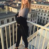 Als Posing-Queen weiß Stefanie Giesinger, wie sie eine schlichte Strickjacke perfekt in Szene setzt. Sie lässt das Oberteil ganz locker die Schulter heruntergleiten. Zusätzlich sexy wird der Look durch Sandaletten.