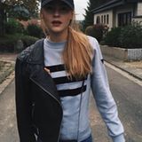Ihren sportlichen Look samt Sweater und Basecap bricht Stefanie Giesinger mit einer rockigen Bikerjacke.