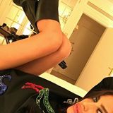 Zurück auf ihrem Hotelzimmer kann Irina Shayk scheinbar gar nicht genug vom sexy Posing und ihrem Partyoutfit bekommen. Ihre neuen Versace-Boots nimmt sie direkt mit ins Bett, um vor dem Schlafengehen noch ein paar Legfies zu knipsen.