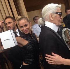 Nein, Karl Lagerfeld sitzt nach seiner spektakulären Schau nicht etwa der Schalk, sondern das gut gelaunte Rock-Model Alice Dellal im Nacken. Sie scherzt hinter seinem Rücken mit einer hübschen Goodie-Bag herum.
