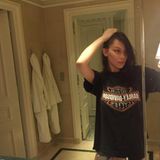 Erst einmal ankommen: Im Badezimmer ihres Hotelzimmers prüft Model Bella Hadid die Spuren ihres Jetlags. Bevor es für sie nach Europa ging, war sie noch in New York und Los Angeles unterwegs.