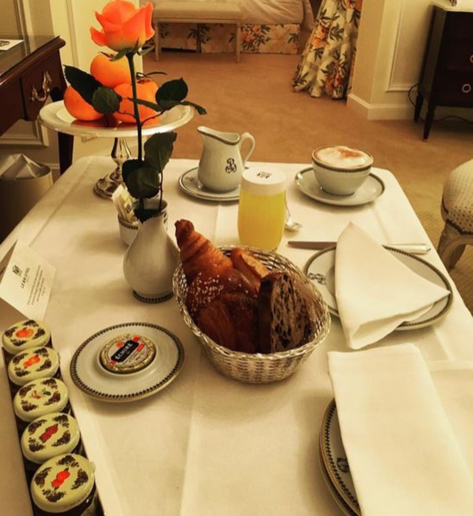 Mit einem französischen Frühstück beginnt auch Kitty Spencer - die Nichte von Lady Diana - ihren Tag. Croissants und Café gibt es bei ihr direkt aufs Hotelzimmer. So kann sie sich ganz entspannt auf die folgenden, turbulenten Stunden vorbereiten.