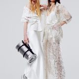 Links: weiße Spitzenjacke von Sharon Stone for Airfield. Langer Slipdress von Galvan. Ring von Nina Kastens. Lurexsöckchen von Falke. Sandalen von Hogan. Rechts: Oversized-Jacke und langer Rock, Top und Höschen, alles von Aigner. Collier und Ohrringe von Atelier Swarovski