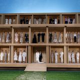 Dieses Mal präsentiert Chanel-Designer Karl Lagerfeld in häuslicher Umgebung. Wie in einem Puppenhaus sind seine Models alle gut sichtbar.