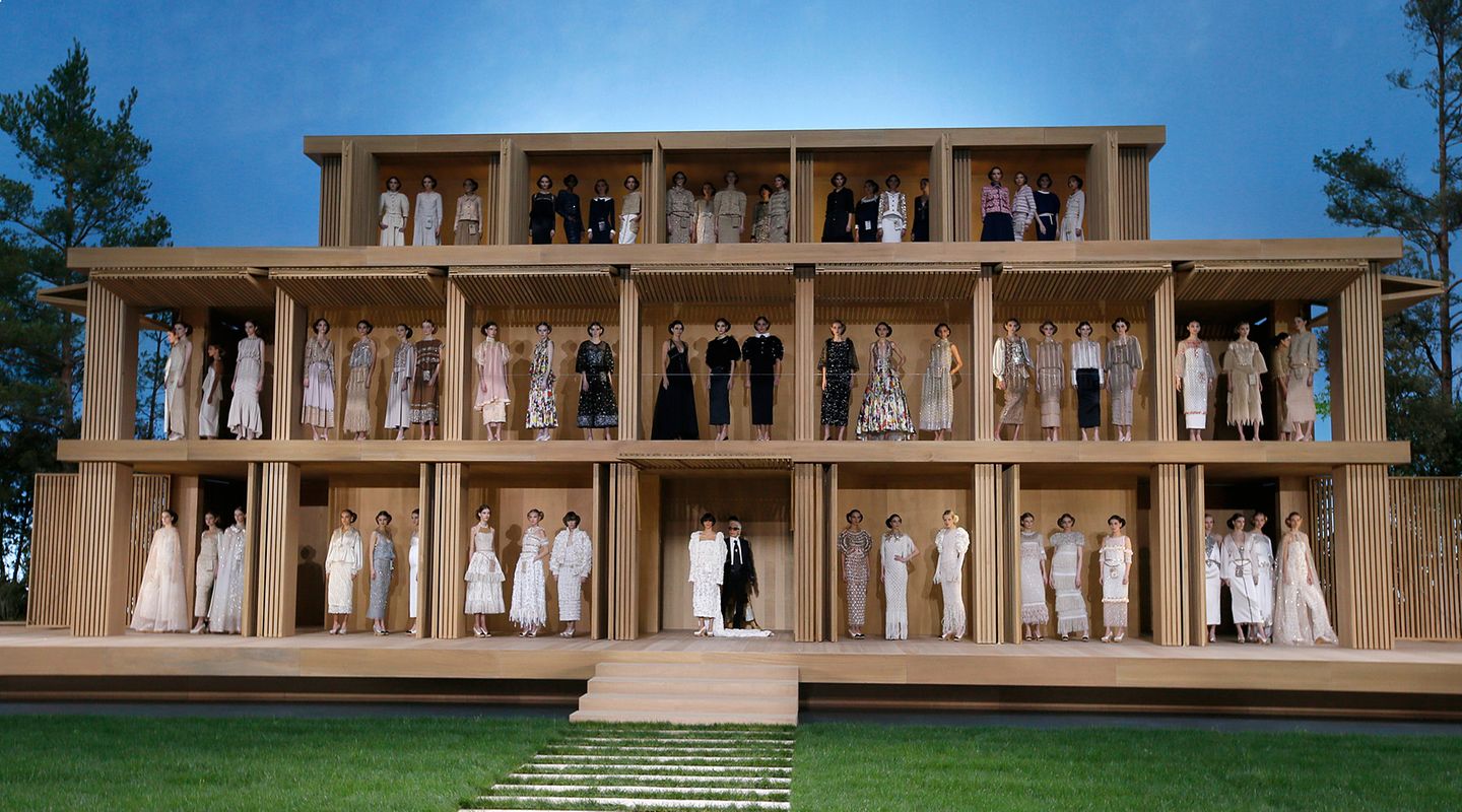 Dieses Mal präsentiert Chanel-Designer Karl Lagerfeld in häuslicher Umgebung. Wie in einem Puppenhaus sind seine Models alle gut sichtbar.