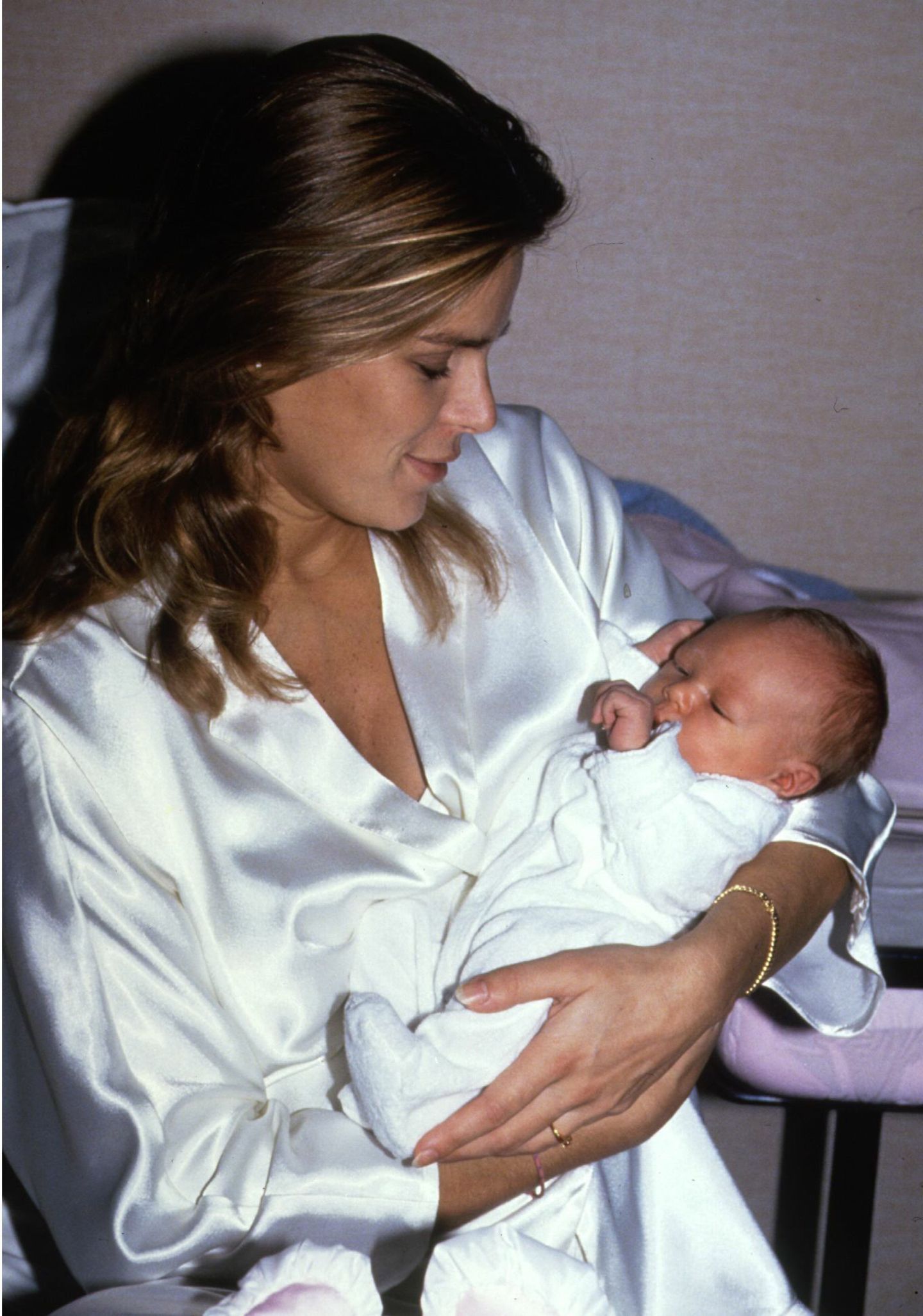 Prinzessin Stéphanie bringt ihr erste Kind, Sohn Louis Ducret, am 26. November 1992 zur Welt.