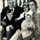 Die Fürstenfamilie von Monaco in glücklichen Tagen: Fürst Rainier und Gracia Patricia feiern 1966 ihren 10. Hochzeitstag mit ihren Kindern Albert, Caroline und Stéphanie.