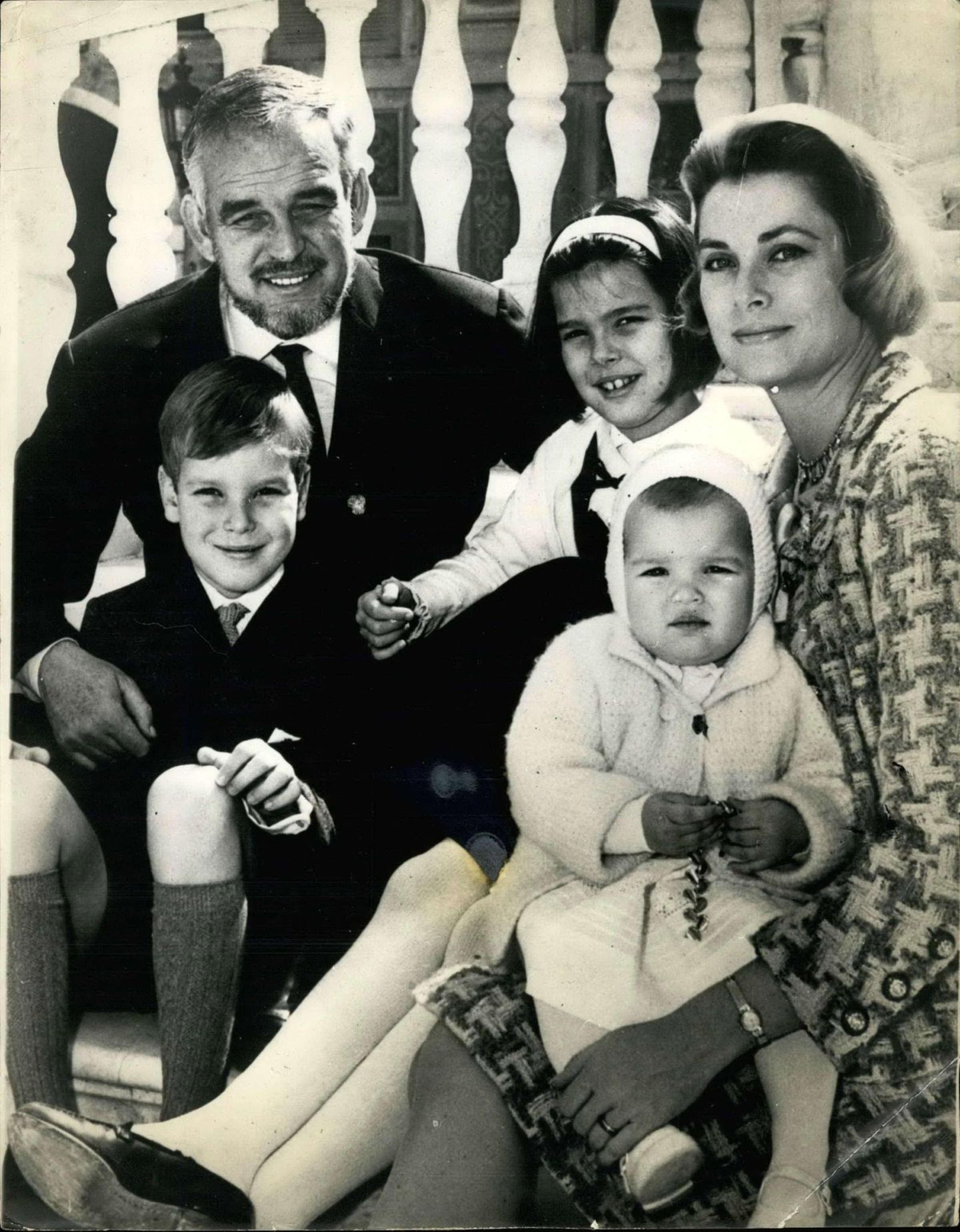 Die Fürstenfamilie von Monaco in glücklichen Tagen: Fürst Rainier und Gracia Patricia feiern 1966 ihren 10. Hochzeitstag mit ihren Kindern Albert, Caroline und Stéphanie.