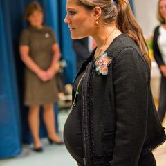 Babybauch Prinzessin Victoria  Victorias Babykugel ist nicht zu übersehen: Es sind noch vier Wochen bis zur Geburt ihres ersten Kindes, Prinzessin Estelle.