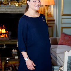 Nur zwei Tage vor der Geburt ihrer Tochter am 23. Februar 2012 nimmt Prinzessin Victoria noch einen Termin im Königspalast wahr. Die runde Kugel versteckt sie unter einem königsblauen Kleid.