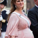 Zwei Tage vor der Geburt ihrer zweiten Kindes, Prinz Nicolas, strahlt Madeleine im Juni 2015 auf der Hochzeit ihres Bruders Prinz Carl Philip und seiner Sofia.