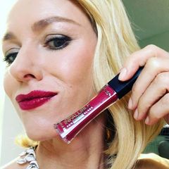 Na klar, als L'Oréal-Botschafterin lässt Naomi Watts nur Produkte der französischen Kosmetikfirma an ihre Lippen Hier hat sie sich für einen kirschroten Lipgloss entschieden.
