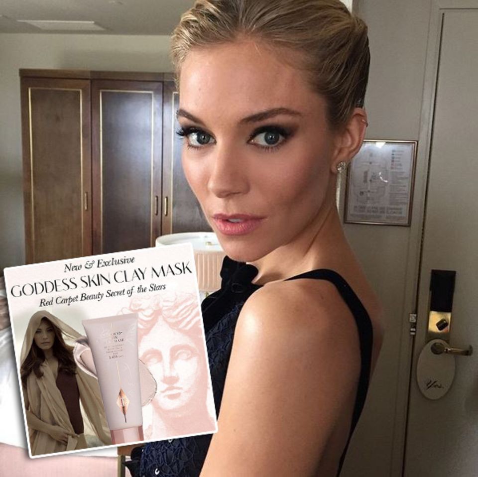 Star-Visagistin Charlotte Tilbury verriet, dass sie Sienna Miller vor den Oscars die "Goddess Skin Clay Mask" aufgetragen habe, um die Poren zu verkleinern und die Haut zu straffen. Sie schminkte für die Verleihung auch weitere Stars wie Jessica Hart, Laura Bailey und Poppy Delevingne. Star-Visagistin Charlotte Tilbury verriet, dass sie Sienna Miller vor den Oscars die "Goddess Skin Clay Mask" aufgetragen habe, um die Poren zu verkleinern und die Haut zu straffen. Sie schminkte für die Verleihung auch weitere Stars wie Jessica Hart, Laura Bailey und Poppy Delevingne.