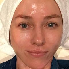 Schauspielerin Naomi Watts gönnt sich einen Tag vor den Oscars ein wohltuendes Facial.