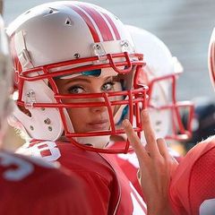 Victoria's Secret: Helm auf, Kamera an: Model Elsa Hosk wirkt vor dem Spiel noch total ungefährlich. Doch ihr Augenaufschlag ist nur ein Täuschungsmanöver. Auf dem Homefield entwickelt sie sich zu einem echten Football-Profi.