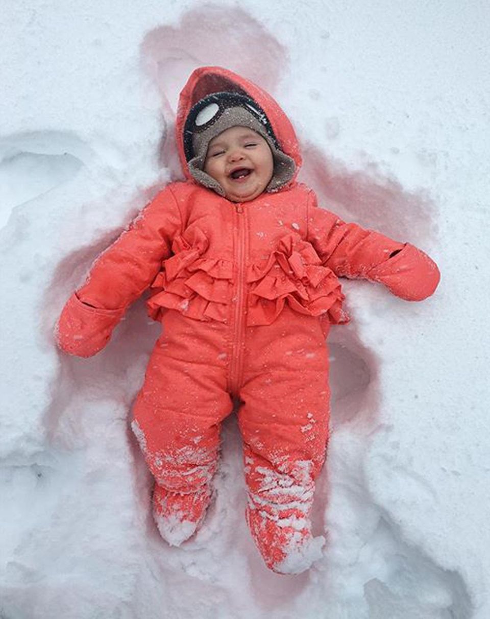 Model Coco Rocha zeigt Töchterchen Ioni James ihren ersten Schnee. Der Kleinen scheint's zu gefallen.