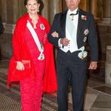 Kein Bauch bei Königin Silvia, natürlich - aber sie und König Carl XVI. Gustaf haben schon das selige Lächeln werdender Großeltern aufgelegt.