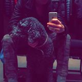 Sneaker-Fan Marius nutzt eine kurze Verschnaufpause beim Shopping für ein Selfie mit seinem Hund.