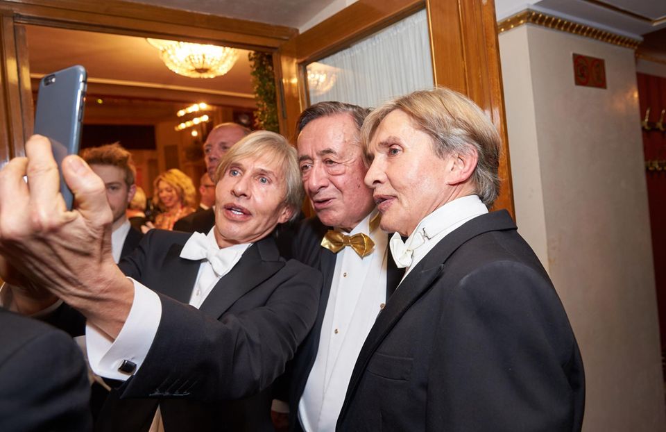 Frisch zurück vom Beautydoc schnappen sich die Botox-Boys Arnold und Oskar Wess Gastgeber Lugner für ein Selfie.