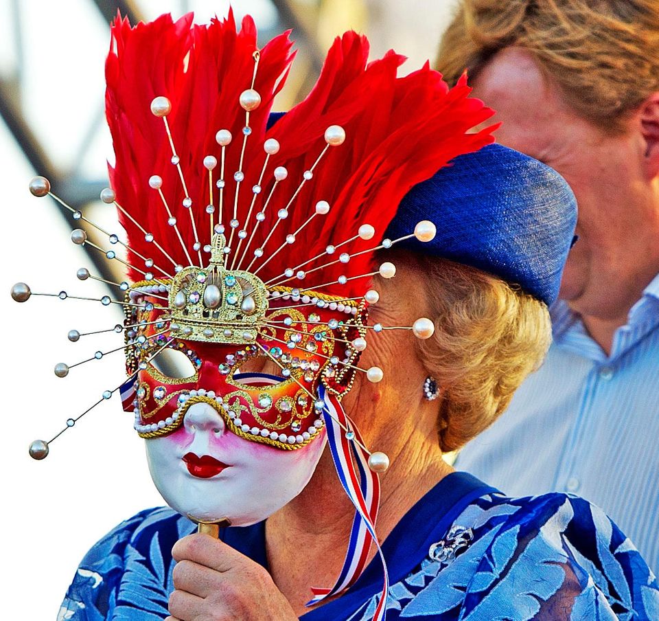 Federn, Perlen, knallige Farben: Bei einem Musikfestival in der Karibik versteckt sich Prinzessin Beatrix hinter einer landestypischen Maske.