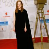 Julianne Moore bringt im eleganten, asymmetrischen Abendkleid Hollywood-Flair auf den roten Teppich der Goldenen Kamera 2016.