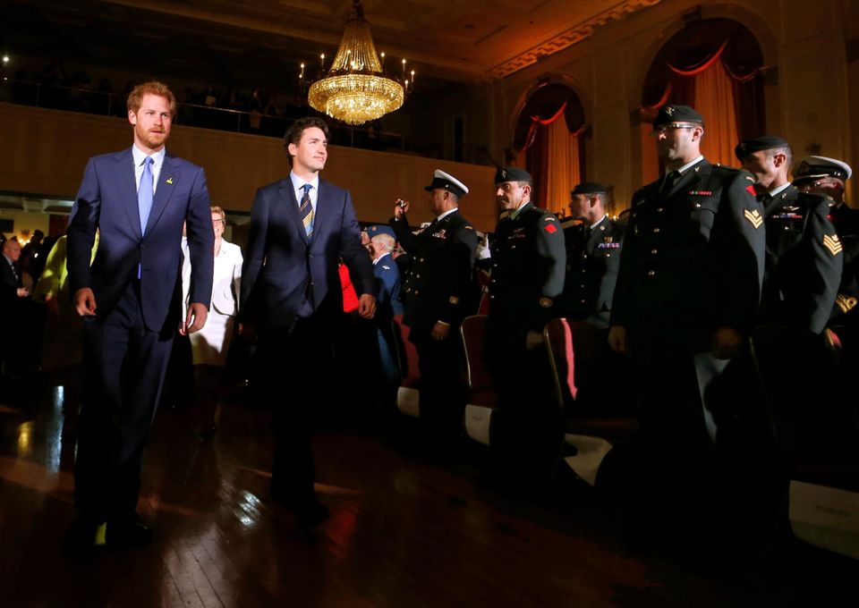 2. Mai 2016: Prinz Harry wird von Kanadas Premier Justin Trudeau in Ontario empfangen. 2. Mai 2016: Prinz Harry wird von Kanadas Premier Justin Trudeau in Ontario empfangen.