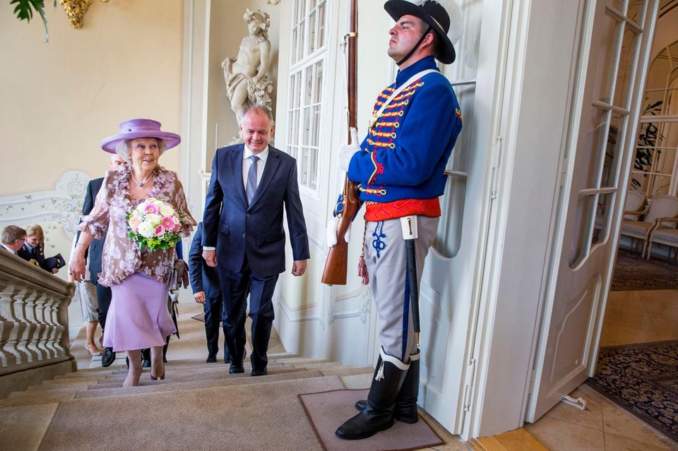 30. Juni 2016: Prinzessin Beatrix der Niederlande eröffnet die Ausstellung "European Stars: Miró & Cobra" im Danubiana Meulensteen Art Museum in Bratislava in der Slowakei. 30. Juni 2016: Prinzessin Beatrix der Niederlande eröffnet die Ausstellung "European Stars: Miró & Cobra" im Danubiana Meulensteen Art Museum in Bratislava in der Slowakei.