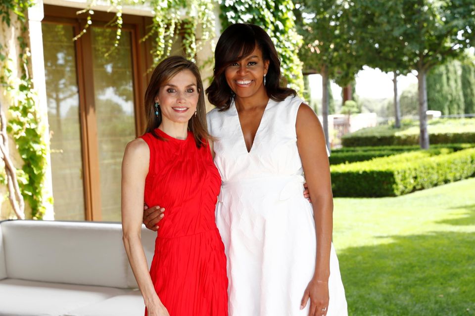 30. Juni 2016:Michelle Obama ist nach Spanien gereist und trifft sich mit Königin Letizia. Vom königlichen Wohnsitz Palacio de la Zarzuela machen sich die Frauen auf, um gemeinsam die "Let Girls Learn"-Initiative zu präsentieren.