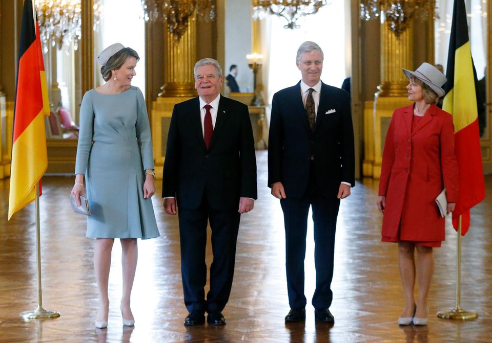 8. März 2016: Bundespräsident Joachim Gauck und seine Frau Daniela Schadt werden von Königin Mathilde und König Philippe im Königspalast in Brüssel in Empfang genommen. 8. März 2016: Bundespräsident Joachim Gauck und seine Frau Daniela Schadt werden von Königin Mathilde und König Philippe im Königspalast in Brüssel in Empfang genommen.