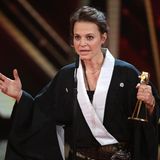 Maria Simon, die heute 40 Jahre alt wird, nimmt ihr wohl schönstes Geburtstagsgeschenk entgegen: die Goldene Kamera als beste deutsche Schauspielerin.