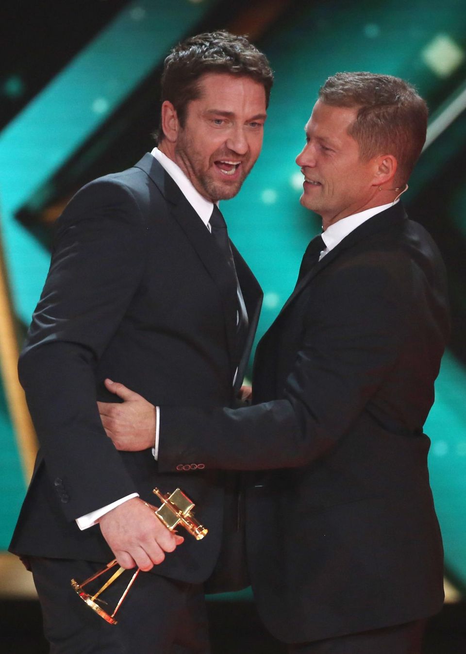 Noch mehr Hollywood-Prominenz in Hamburg: Gerard Butler nimmt die Goldene Kamera als bester internationaler Schauspieler von Til Schweiger entgegen.