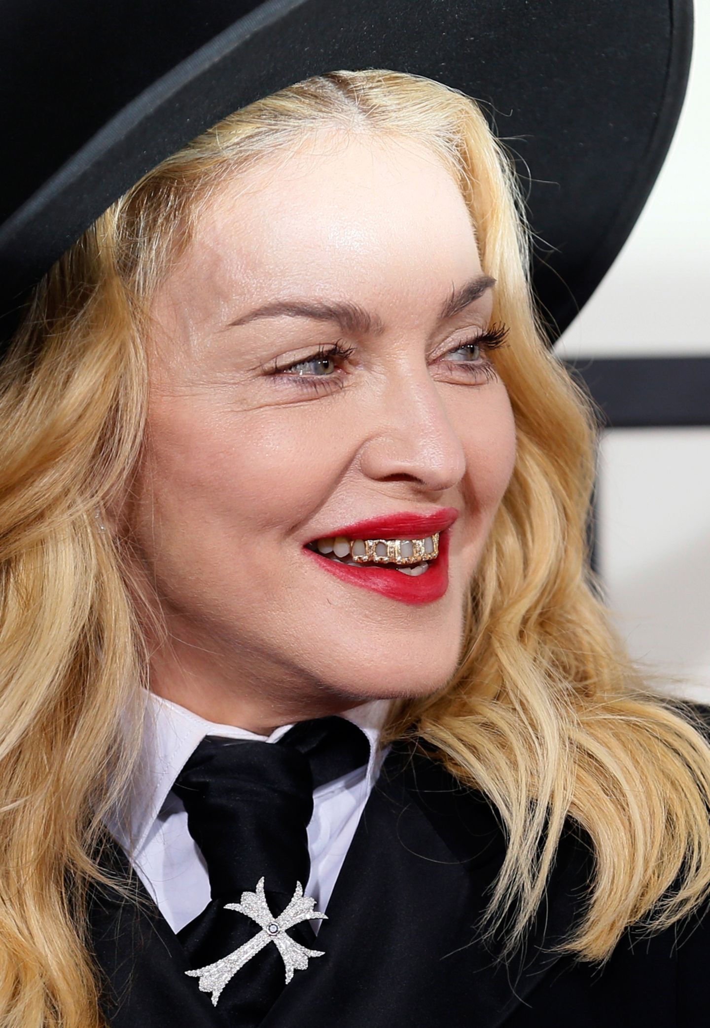 Schon ein Jahr Zuvor hatte sich Madonna diesen besonders gruseligen Beauty-Look ausgesucht. Also Ladys, niemals, niemals, niemals Grillz tragen!