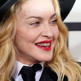 Schon ein Jahr Zuvor hatte sich Madonna diesen besonders gruseligen Beauty-Look ausgesucht. Also Ladys, niemals, niemals, niemals Grillz tragen!
