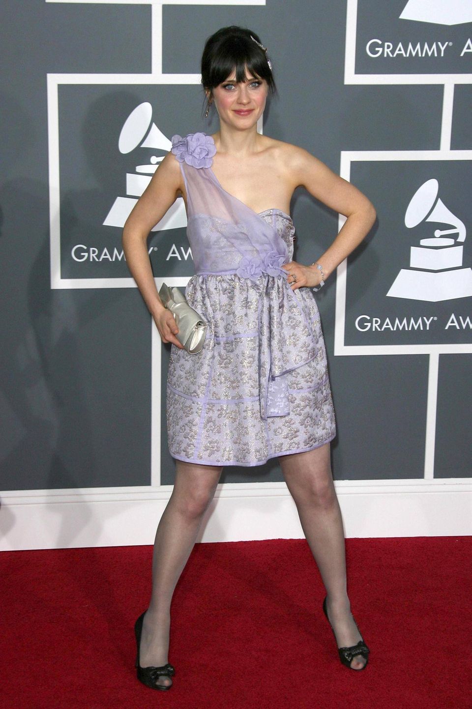 Den niedlichen Look von Zooey Deschanel mögen wir eigentlich ganz gerne. Mit diesem schlechtsitzenden, fliederfarbenen One-Shoulder-Dress sieht sie 2009 leider so aus wie ein Teenie, der von Styling noch gar keine Ahnung hat. Den niedlichen Look von Zooey Deschanel mögen wir eigentlich ganz gerne. Mit diesem schlechtsitzenden, fliederfarbenen One-Shoulder-Dress sieht sie 2009 leider so aus wie ein Teenie, der von Styling noch gar keine Ahnung hat.