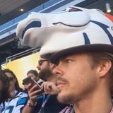 Der "Dancing with the Stars"-Profitänzer Derek Hough bekennt sich ganz klar zu einer Mannschaft. Mit seinem witzigen Hut stellt er klar: Ich bin ein Bronco. Und gesellt sich damit direkt unter all die anderen Fans.