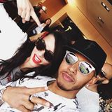 In der VIP-Lounge von Lewis Hamilton steigt eine Party unter Freunden, zu der auch Adriana Lima eingeladen ist.