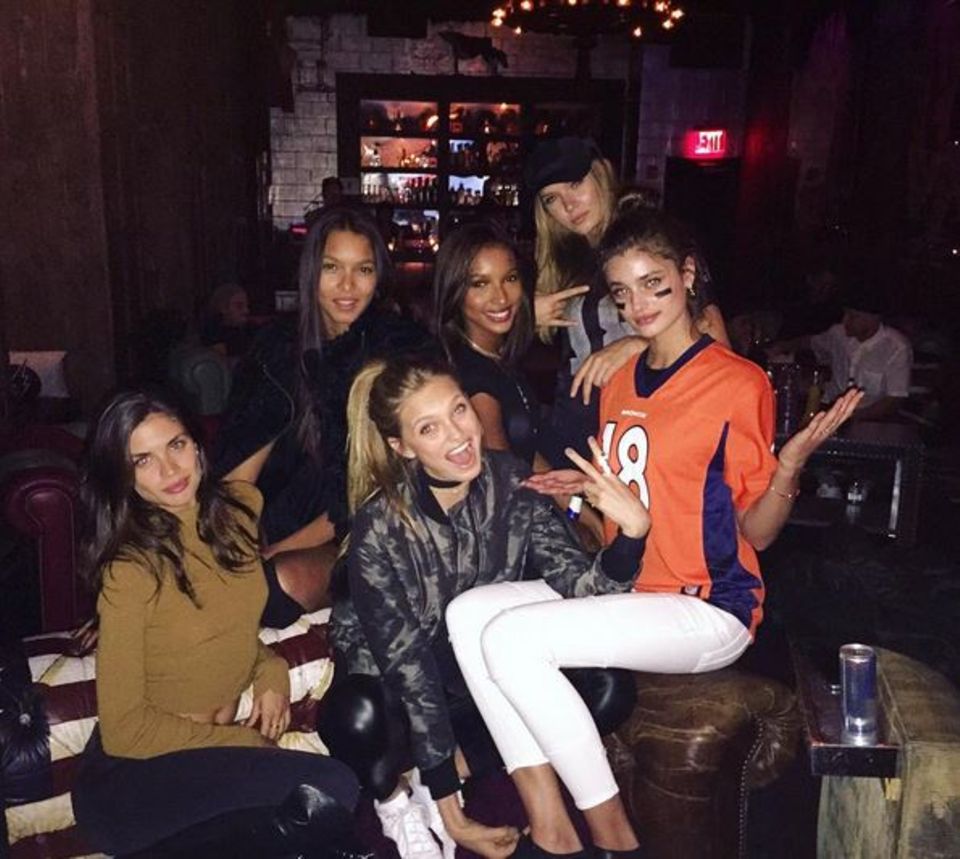 Auch die "Victoria's Secret"-Models rund um Jasmine Tookes lassen es sich nicht nehmen, eine "Super Bowl"-Party zu schmeißen. Sie sind zwar nicht im Stadion, haben aber dennoch jede Menge gute Laune. Das liegt vielleicht auch daran, dass sie dem Siegerteam - den Broncos - zujubeln. Das lässt zumindest das Trikot von Taylor Hill vermuten.