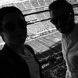 Ballsportarten sind bei den Beckhams selbstverständlich beliebt. Da ist der American Football natürlich auch keine Ausnahme. Das Spiel verfolgen Brooklyn und David jedoch lieber aus sicherer Entfernung. Sie halten sich in einer VIP-Loge auf, anstatt auf den Rängen mitzufiebern.