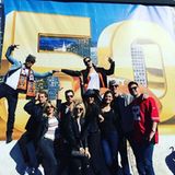Die Schauspielerin Julianne Hough ist gleich mit einer ganzen Gruppe von Freunden angereist. Sie werden sich im Levi's Stadion ebenfalls unter die Bronco-Fans mischen.