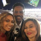 Nachdem Beyoncé ihre Mega-Performance während der Halbzeitpause hingelegt hat, besucht sie ihre Mama, Tina Lawson, in der VIP-Lounge. So ein Moment muss mit einem Familienfoto festgehalten werden.