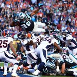 Die "Denver Broncos" un die "Carolina Panthers" geben auf dem Spielfeld alles.