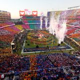 Der Super Bowl ist jährlich das größte Sportevent in den USA. Das Stadion fasst 75.000 Zuschauer und weltweit vergfolgen fast eine Milliarde Zuschauer das Football-Spektakel.