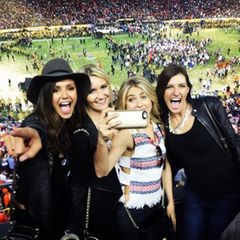 Von der Euphorie der Bronco-Fans lässt sich Nina Dobrev besonders anstecken. Sie feiert mit ihnen und ihren Freunden zusammen und hält jeden Moment mit ihrer Handykamera fest.