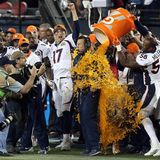 Für "Denver Broncos" Coach Gary Kubiak gibt es die obligatorische Dusche.