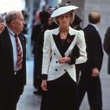 Ein Outfit, das förmlich "Achtziger!" schreit: Prinzessin Diana mit zweireihigem Statement-Blazer und Satellitenhut in Schwarz und Weiß.