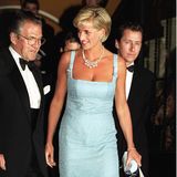 03. Juni 1997: In diesem wunderschönen Cocktailkleid von Jacques Azagury besuchte Diana eine Aufführung des "Schwanensees" in der Royal Albert Hall.
