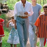 Für ihre vielen Besuch in Krisengebieten wie hier im bosnischen Tuzla sind Jeans und Bluse für Diana immer vollkommen ausreichend gewesen.