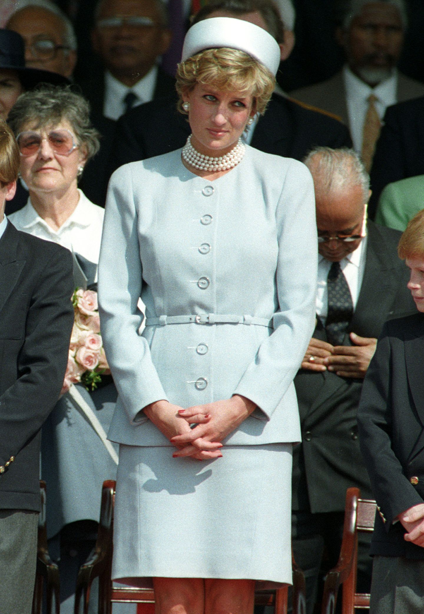 Bei einer Gedenkveranstaltung im Londoner Hyde Park im Mai 1995 trägt Prinzessin Diana ein zart hellblaues Ensemble mit passendem Hut und ihrer geliebten Perlenkette.
