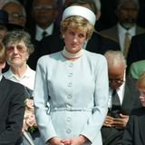 Bei einer Gedenkveranstaltung im Londoner Hyde Park im Mai 1995 trug Prinzessin Diana ein zart hellblaues Ensemble mit passendem Hut und ihrer geliebten Perlenkette.